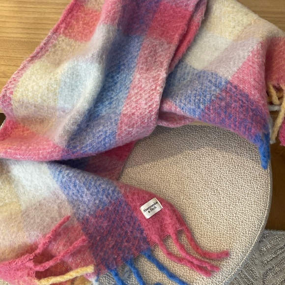 Abercrombie and Fitch plaid blanket scarf - Picture 3 of 6
